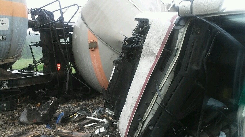 Poważny wypadek w Wólce Plebańskiej. Po zderzeniu pociągu z ciężarówką, jeden z wagonów z gazem wywrócił się