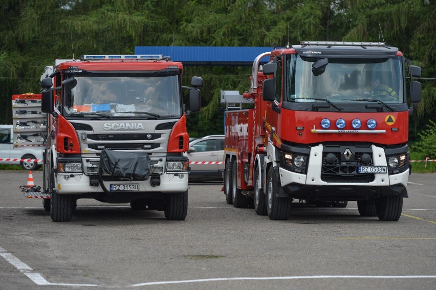 Strażacy z Przemyśla i Rzeszowa ćwiczyli akcje ratunkowe podczas wypadków drogowych [ZDJĘCIA]