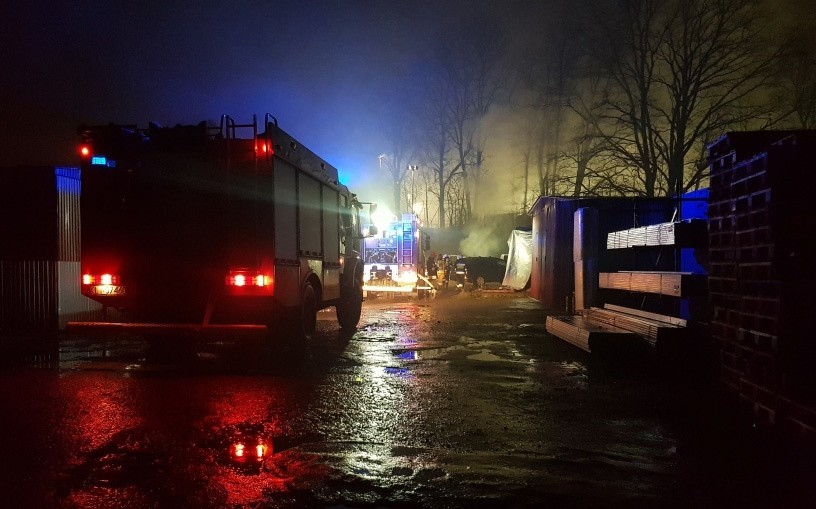 Limanowa. Samochody osobowe i dostawcze spłoneły na parkingu [ZDJĘCIA]