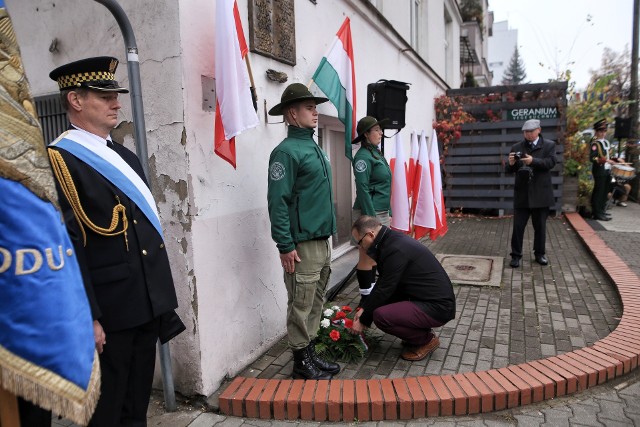 Pod tablicami Petera Mansfelda oraz Romka Strzałkowskiego na poznańskich Jeżycach złożono 23 października kwiaty. Wszystko za sprawą uroczystości z okazji 66. rocznicy Powstania Węgierskiego 1956 roku. 