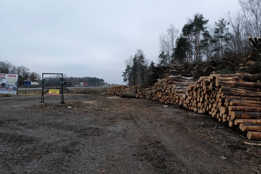 Krajobraz przy dąbrowskim odcinku dwupasmowej "jedynki"...