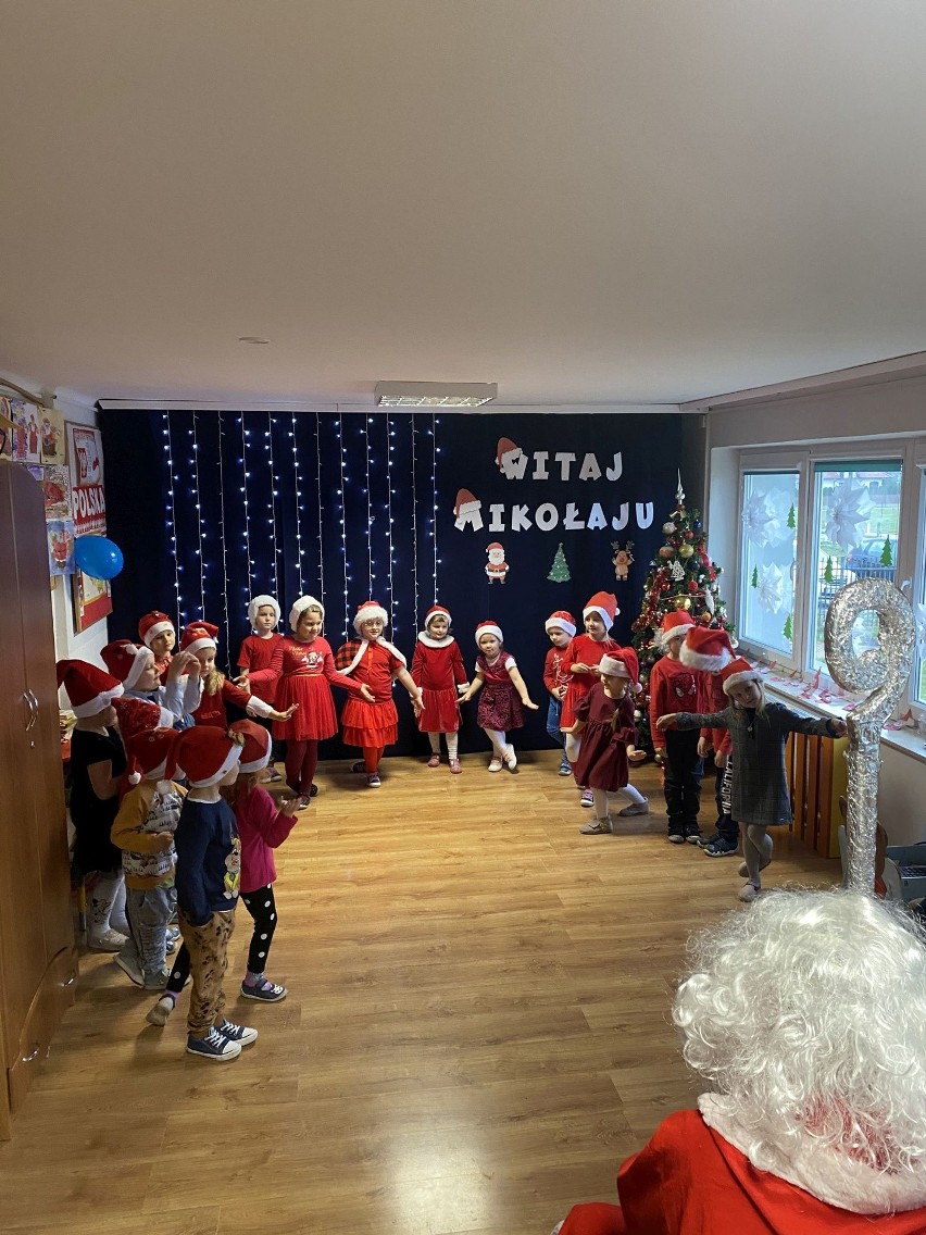 Święty Mikołaj i gospodynie odwiedzili Przedszkole przy Szkole Podstawowej im Franciszka Nawrota w Łysakowie. Będzie kiermasz