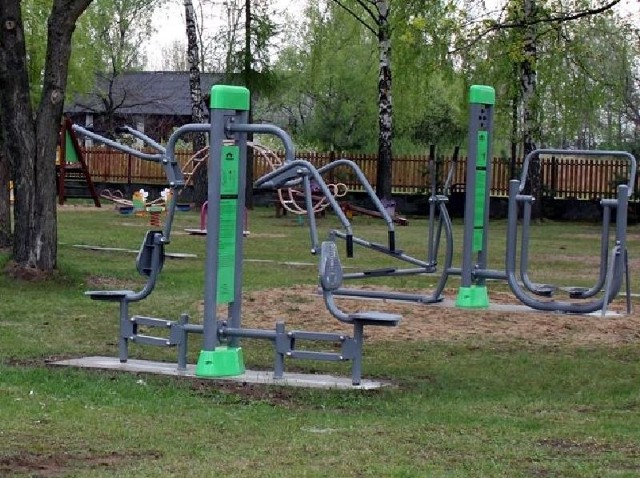 Od środy mieszkańcy Łopuszna mogą korzystać z urządzeń wchodzących w skład tak zwanej siłowni na zewnątrz, które zamontowano na terenie Gminnego Ośrodka Sportowo-Wypoczynkowego.
