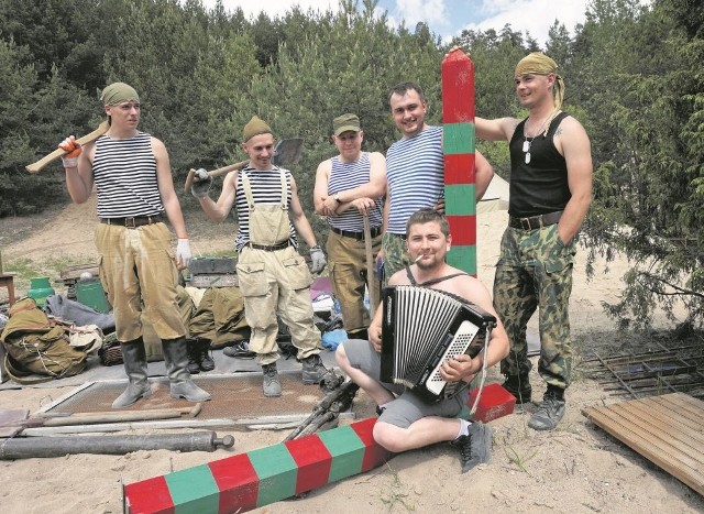 Ekipa Stowarzyszenia Matrioszka z Rzeszowa już od środy przygotowywała się do pikniku militarnego w Ogrodniczkach