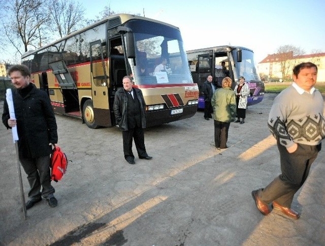 Związkowcy Solidarności przed wyjazdem do Krakowa.