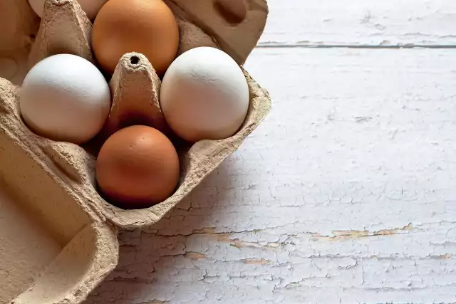 Najzdrowszy sposób na jajka to jajka gotowane na miękko. Jajka zawierają wiele witamin, są łatwostrawne. Zdrowa osoba może bez uszczerbku na zdrowiu zjeść nawet 2-3 jajka dziennie. Jajka na miękko są nie tylko zdrowe, ale także smaczne. Można je zjeść łyżeczką prosto ze skorupki, można je wykorzystać jako dodatek do sałaty, położyć na kanapkę. Świetnie skomponuje się z tostem i awokado.Jakie właściwości mają jajka na miękko? Zobacz ▶