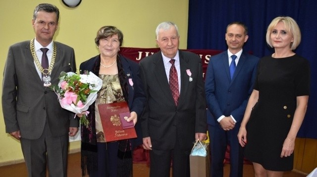 Medale złotym parom - w imieniu prezydenta - wręczał Sławomir Kowalczyk (z lewej), wójt gminy Opatowiec.