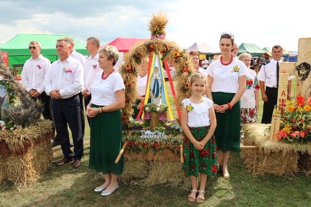 Wieńce dożynkowe wykonane zostały z tegorocznych zbóż i poświęcone podczas Mszy świętej