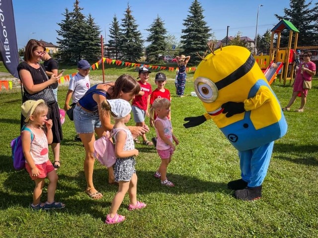„Kolorowo w plenerze” w Woli Batorskiej zwieńczyło wakacyjną akcję dla dzieci w gminie Niepołomice. Tego lata odbyło się w tym rejonie w sumie osiem takich imprez, uczestniczyło w nich setki osób