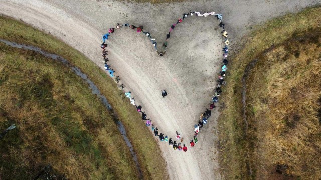 Serce utworzone przez uczestników Koneckiego Zrywu dla Zdrowia i WOŚP w lesie koło Nieba i Piekła