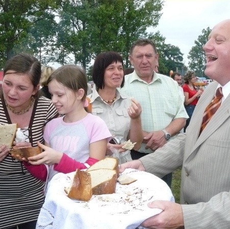 Podczas ceremonii dzielenia się chlebem z mieszkańcami staroście powiatu międzychodzkiego Julianowi mazurkowi humor dopisywał. Zapewniał, że chleba starczy dla wszystkich.