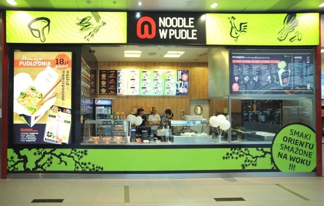 Restauracja z orientalnym jedzeniem jest urządzona w odcieniach brązu i zieleni, typowych dla krajów wschodniej Azji.