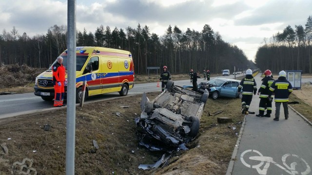 - Na szczęście wszystkie osoby jadące samochodami wyszły z nich o własnych siłach. Nikomu nic się nie stało - relacjonuje kpt. Aleksandra Starowicz, rzecznik Komendy Miejskiej Państwowej Straży Pożarnej w Bydgoszczy.Zdarzenie miało miejsce na wysokości budowy drogi ekspresowej S5, przed wjazdem do Tryszczyna od strony Bydgoszczy. Na miejscu działały trzy zastępy strażackie. Przyczynę wypadku bada policja.Info z Polski -  przegląd najciekawszych informacji z kraju [16.02.2018]