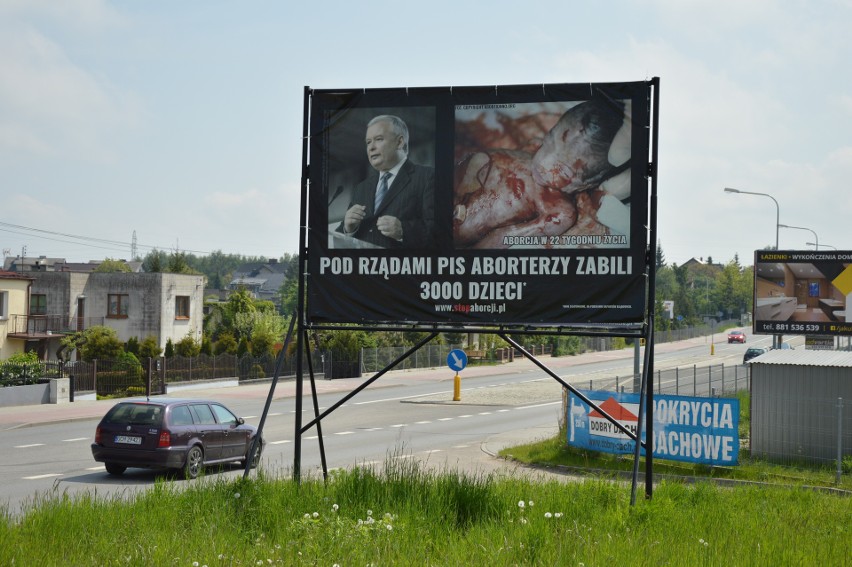 Banery z mową nienawiści przy ul. Tucholskiej w Chojnicach