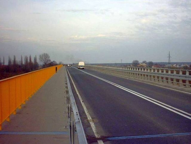 Most w Brandwicy przez rzekę San został wyremontowany w 2015 roku, ale nie ma na nim oświetlenia
