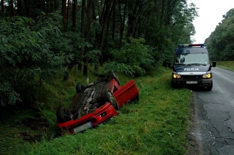 W pierwszym zdarzeniu kobieta kierująca samochodem osobowym...