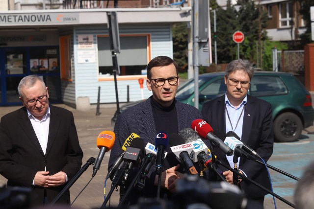 Premier Mateusz Morawiecki przed kopalnią Zofiówka