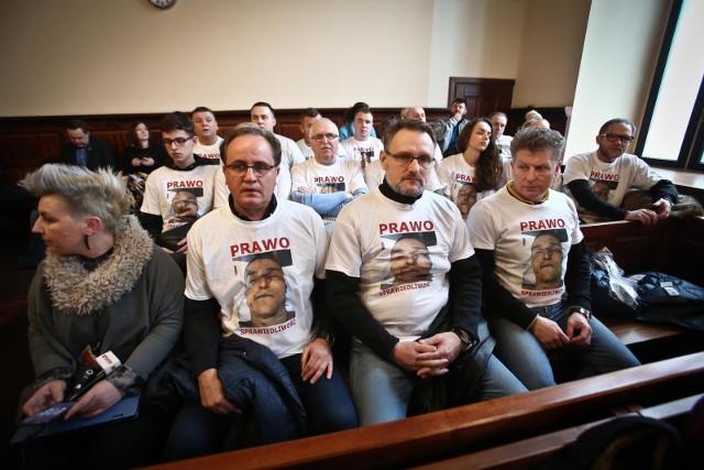 Milcząca manifestacja na procesie policjantów, oskarżonych o torturowanie Igora Stachowiak.