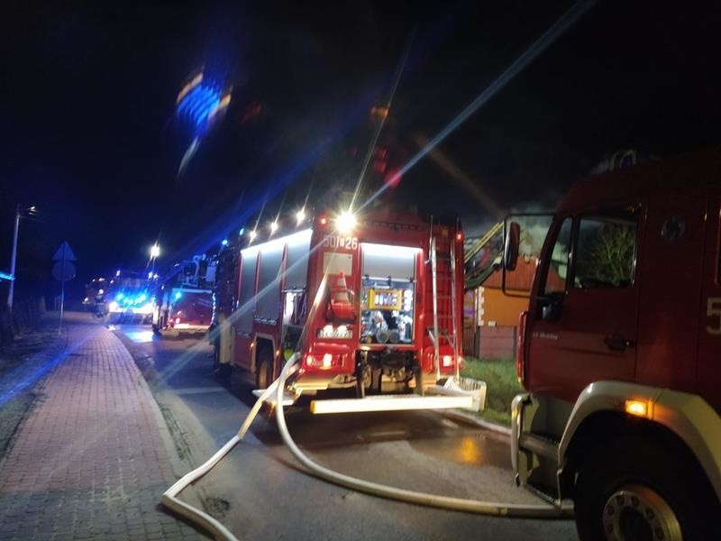 Pożar domu jednorodzinnego pod Połańcem. Z ogniem walczyło 23 strażaków (ZDJĘCIA)