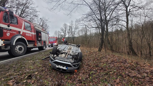 Samochód osobowy dachował po zderzeniu z busem w Kłódce pod Grudziądzem