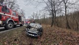 Wypadek w Kłódce pod Grudziądzem. Na DK16 samochód zderzył się z wojskowym busem i dachował [zdjęcia]