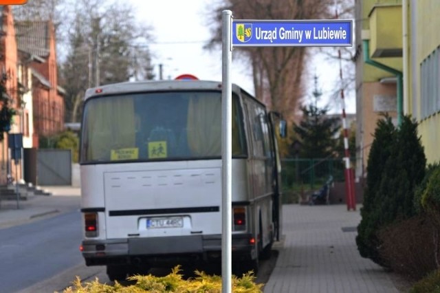 Szkoła w Lubiewie mieści się w sąsiedztwie urzędu gminy. Na ostatnim przetargu nie skorzystał nikt: ani prywatny przedsiębiorca, ani nauczyciele. Najbardziej jednak są poszkodowane dzieci.