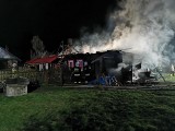 Gruszów Mały. Pożar drewnianego domu koło Dąbrowy Tarnowskiej. W akcji gaśniczej wzięły udział spore siły straży pożarnej z Powiśla