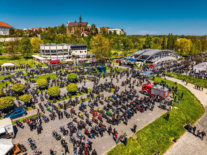 Rozpoczęcie sezonu motocyklowego w Sandomierzu. Tysiąc maszyn zrobiło show. Zobaczcie zdjęcia z drona