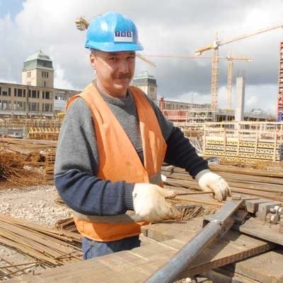 Piotr Stokłosa z firmy TBS przygotowuje zbrojenie w betonowych konstrukcjach