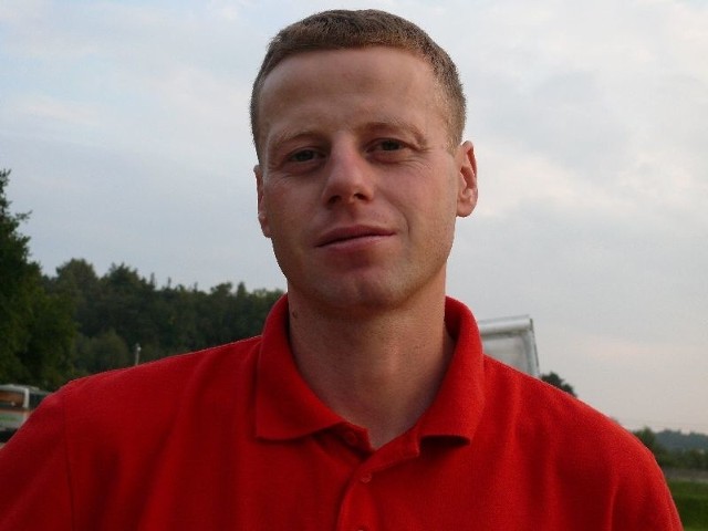 Trener Mariusz Lniany na pierwszym treningu miał 18 piłkarzy. 