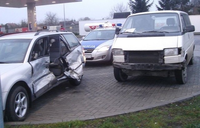 W ostatnią sobotę na rondzie przy stacji paliw w Zwoleniu zostały uszkodzone dwa volkswageny.