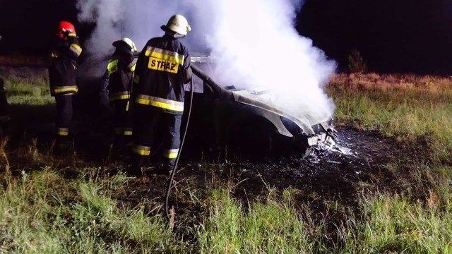W środę o godz. 21:56 strażacy ochotnicy z OSP Narew dostali zgłoszenie o palącym się samochodzie nad rzeką Narew przy wsi Doratynka. Niestety po dotarciu na miejsce okazało się, że auto było całe w ogniu. Do akcji wyjechał MAN GBA.