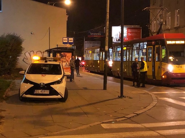 Okazało się, że do nieszczęscia doszło, gdy 3-letni pasażer wychodzil z 21-letnia opiekunką z tramwaju. Oboje korzystali z pierwszych drzwi drugiego wagonu, które zamknęły się niespodziwanie, gdy chlopiec znalazł sie na dolnym stopniu. -Opiekunka dziecka podjęła decyzję dotyczącą opuszczenia tramwaju w momencie, gdy zabrzmiał dzwonek zamykania drzwi - tłumaczy marzanna Boratyńska z łodzkiej drogówki.Czytaj więcej na następnej stronie