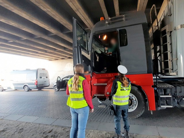 Inspektorzy wielkopolskiej Inspekcji Transportu Drogowego na drogach DK15 i DK92 przeprowadzili kontrole pojazdów przewożących odpady.