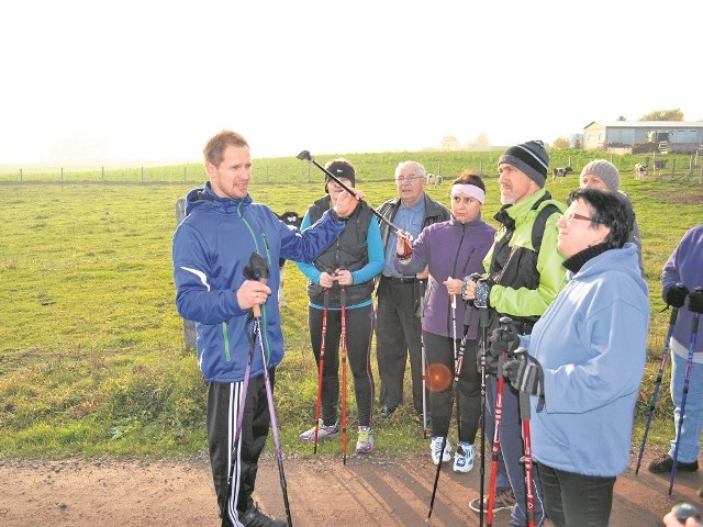 Spacer z kijkami to świetny trening. Nordic walking to aktywność na świeżym powietrzu bez nadmiernego wysiłku