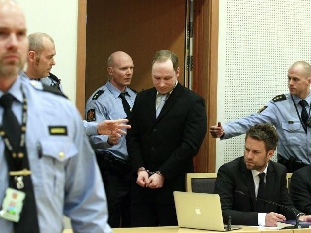 Anders Breivik na sali sądowej. To samo czeka Łukasza W.