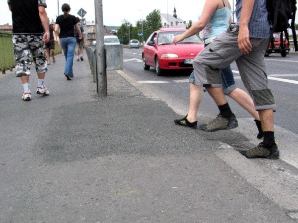 Obniżenia krawężników na moście im. Orląt Przemyskich zostały wykonane, ale według Edmunda Kajdasa w nieprawidłowy sposób.