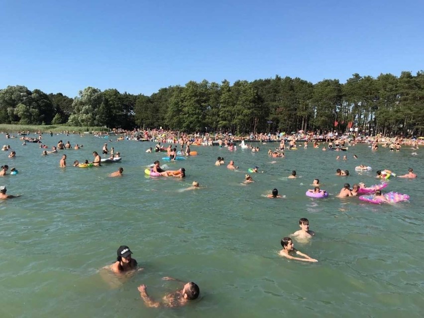 Plaża w Lubikowie w upalne dni przypomina te nad Bałtykiem....