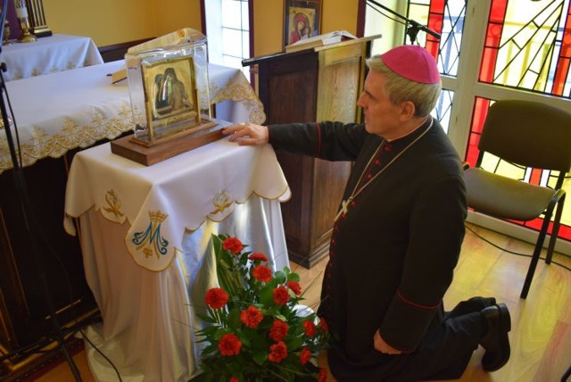 Biskup sandomierski Krzysztof Nitkiewicz w związku z nowymi zarządzeniami władz państwowych  oraz  doświadczeniami zebranymi przez duszpasterzy wydał kolejne ważne zarządzenia, które są związane z pandemią koronawirusa. Dotyczą między innymi ceremonii pogrzebów w diecezji sandomierskiej.