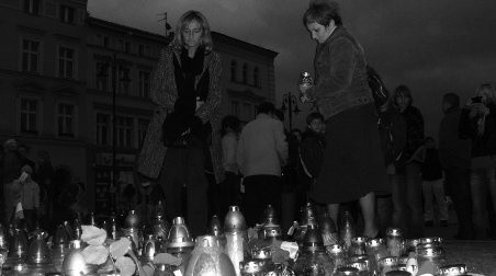 Telebimy zostaną ustawione w dzień pogrzebu na Starym Rynku, czyli tam, gdzie już w sobotę bydgoszczanie zapalali znicze ku pamięci ofiar katastrofy