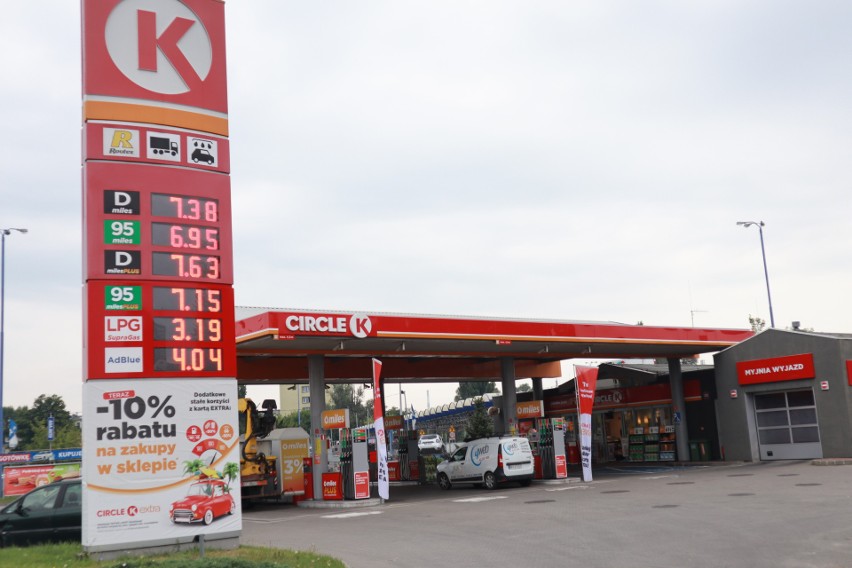 Ceny paliw! Benzyna na niektórych stacjach  już poniżej 7 zł/l - Ceny paliw spadają  