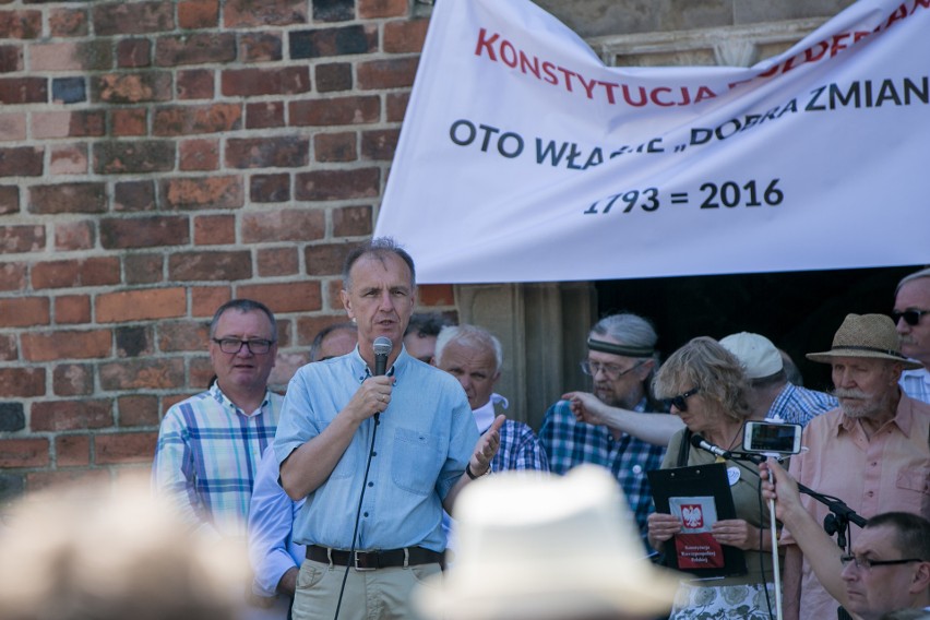 Kraków. Skromna manifestacja KOD na Rynku Głównym [ZDJĘCIA]