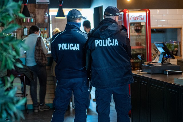 Zakopiańscy policjanci wraz z pracownikami Sanepidu weszli do zakopiańskiej kawiarni Jaga. Miało to miejsce w poniedziałek. Lokal dalej działa.