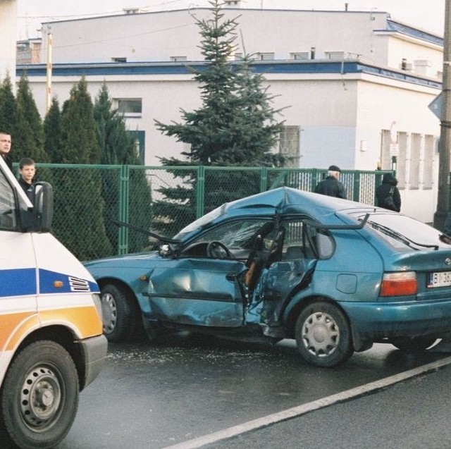 W Bialymstoku samochód zderzyl sie z autobusem. Kierowce toyoty trzeba bylo wycinac z samochodu - zdjecia Piotra Kuzela