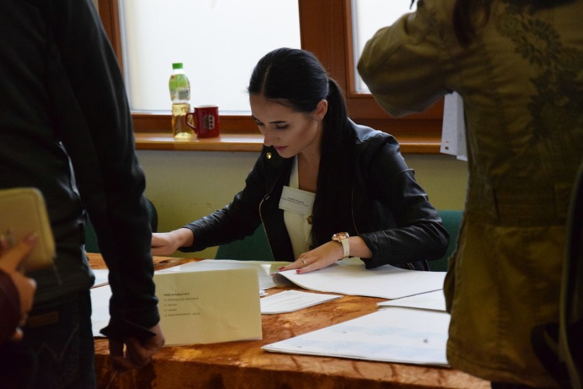 Wybory samorządowe 2018 w Oleśnie. Mieszkańcy głosują w...