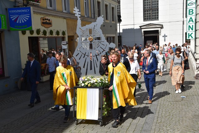 Orszak z udziałem władz miasta i mieszkańców przeszedł ulicami Zielonej Góry z konkatedry do miasteczka winiarskiego