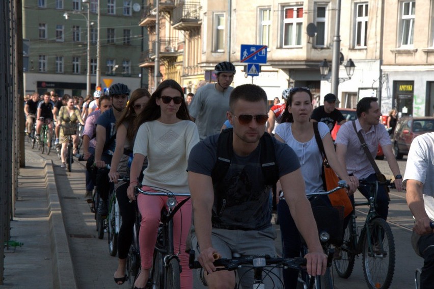 Masa Krytyczna we Wrocławiu. 200 rowerzystów przejechało przez centrum (ZDJĘCIA)