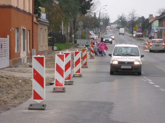 Na początku czerwca rozpoczął się remont ul. Grodzkiej. Planowo ma potrwać do końca roku. Niestety, utrzymanie tego terminu jest praktycznie niemożliwe, gdyż drogowcy czekają, aż firma wodociągowa zakończy pracę na instalacjach biegnących pod ziemią. Magdalena Korpolak-Komorowska, wiceprezydent Włocławka wyjaśnia. - Dopiero po ich zakończeniu można kłaść nawierzchnię. Ponadto wpłynęły liczne wnioski ze strony mieszkańców, które wymagają wprowadzenia zmian w projekcie. Dotyczą chodnika, ścieżki rowerowej, czy przejścia dla pieszych.W trakcie budowy stwierdzono też wiele nieścisłości między tym, co jest na mapach, a stanem faktycznym. To są zaszłości sprzed wielu lat. Systematycznie to poprawiamy i przeprojektowujemy. To jednak wymaga czasu. Nie ma więc szans, aby roboty na ulicy Grodzkiej zakończyły się w terminie. Tym bardziej, że nadchodzi zima.INFO Z POLSKI 2.11.2017 - przegląd najciekawszych informacji ostatnich dni w kraju