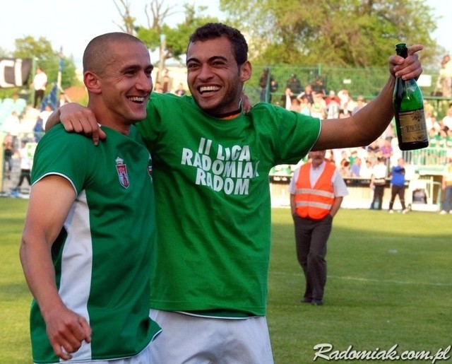 Tak się cieszyli z awansu do drugiej ligi, piłkarze Radomiaka, Leandro Rossi i Marek Kaliszewski.
