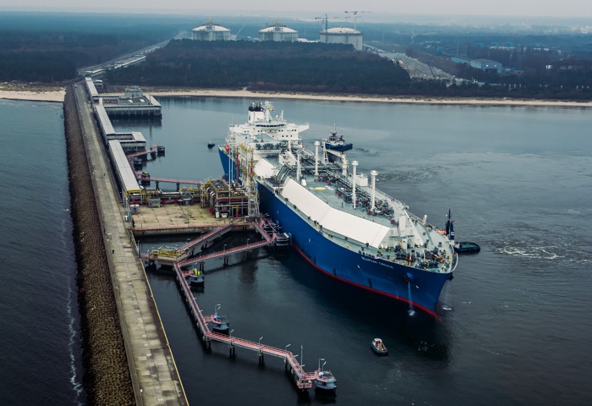 Pierwszy rozładunek dostawy komercyjnej LNG miał miejsce w...